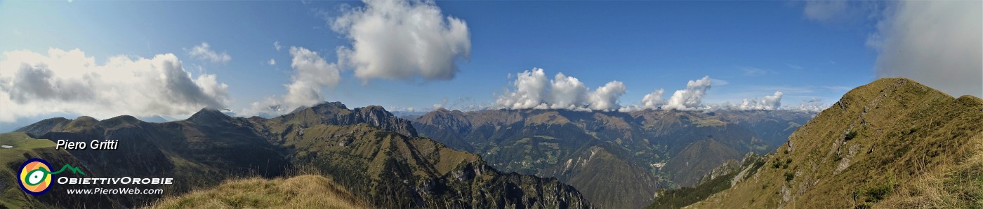 43 Viata panoramica dalle propaggini dell'Aralalta verso le valli Raisere e Ancogno e i loro monti.jpg